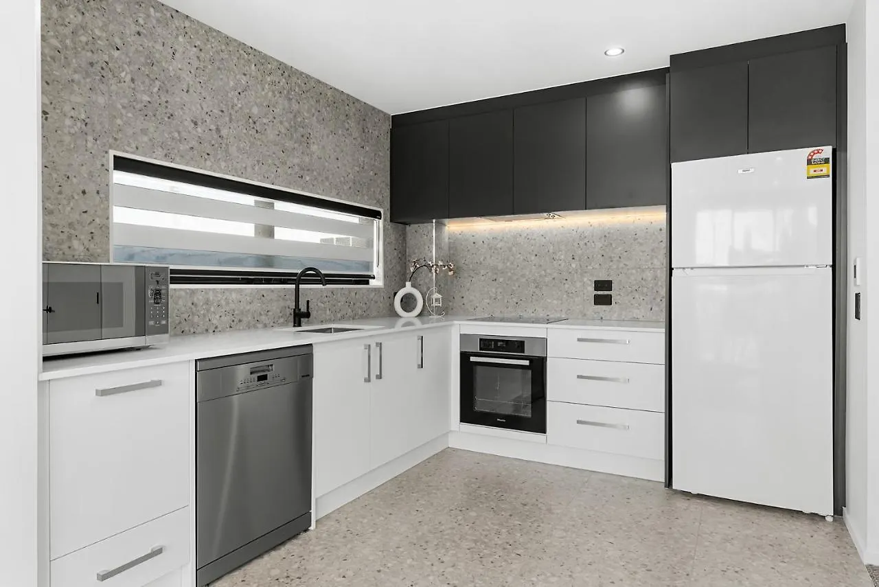 Cbd Contemporary Comfort Townhouse 2 Bed 2Bath Christchurch New Zealand