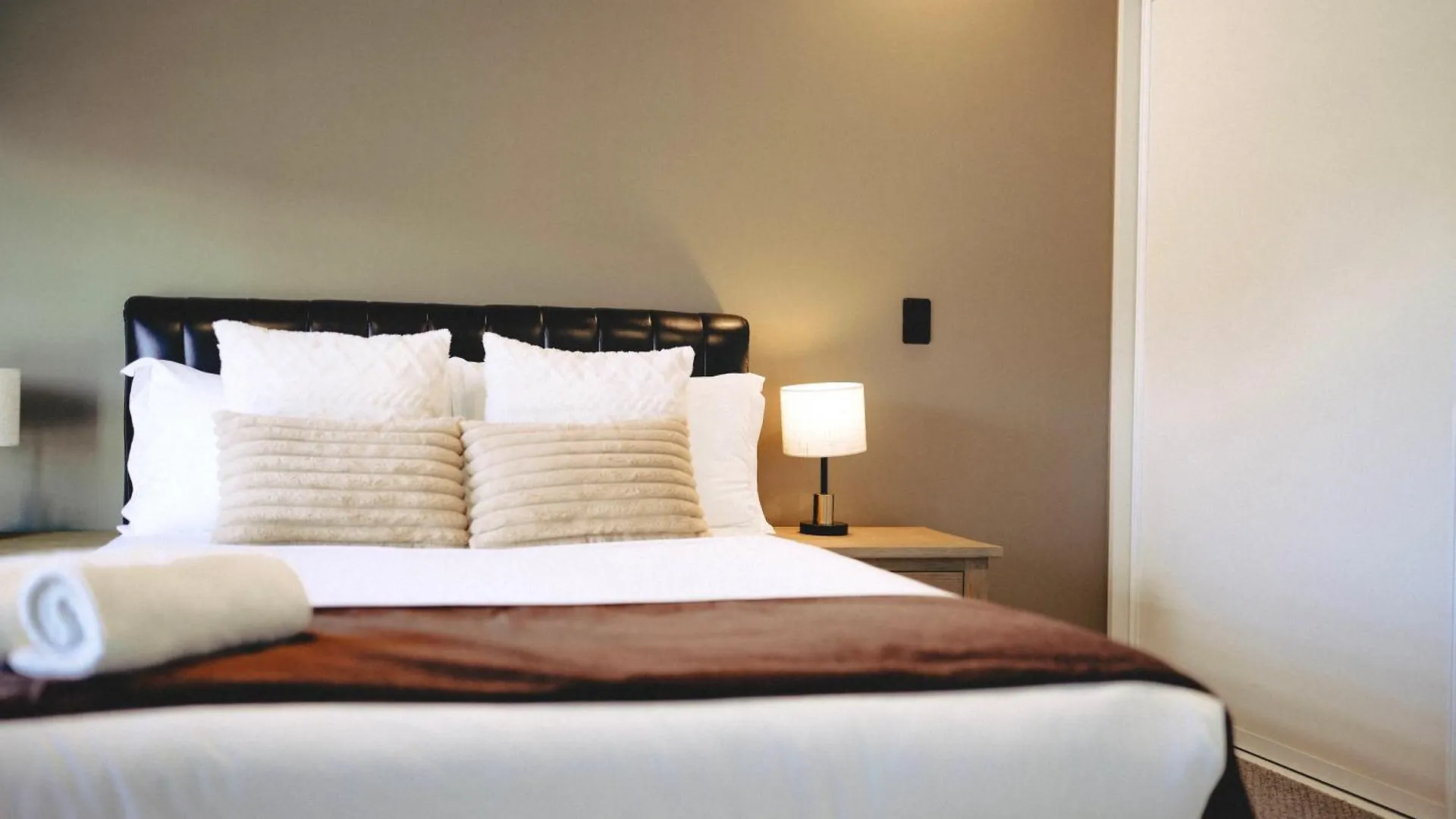 Apartment Cbd Contemporary Comfort Townhouse 2 Bed 2Bath Christchurch New Zealand